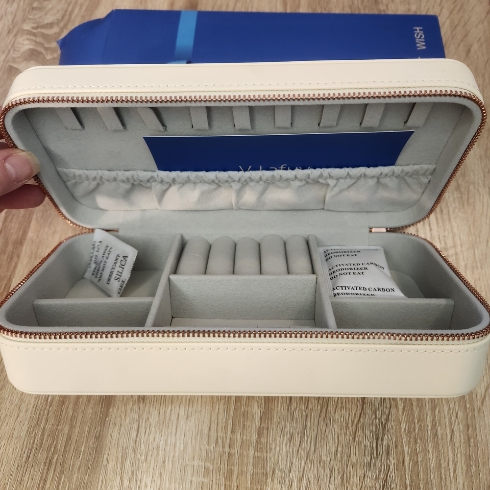 Elegant Cream Jewelry Organizer - Picture 1 of 3